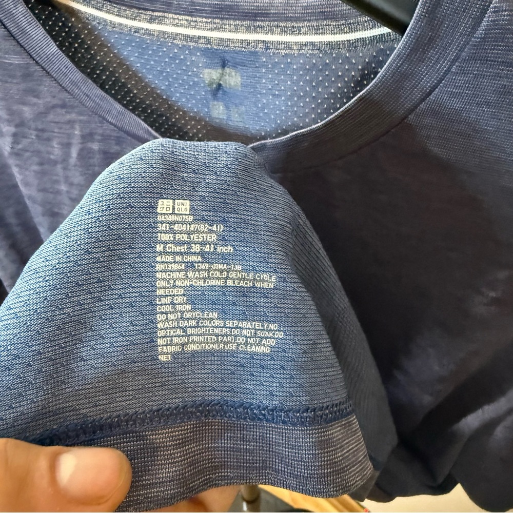 Uniqlo Men's Heathered Blue Short Sleeve Tee - Picture 4 of 7